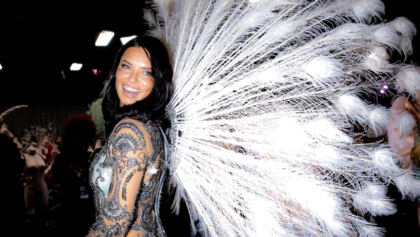Η Adriana Lima κρέμασε τα «φτερά» της: Έτσι αποχαιρέτησε τη Victoria’s Secret