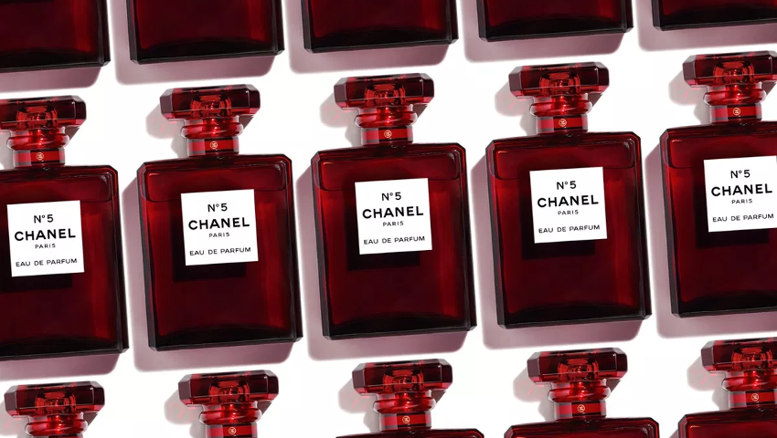 Το iconic Chanel No. 5 τώρα σε bloody red limited μπουκάλι