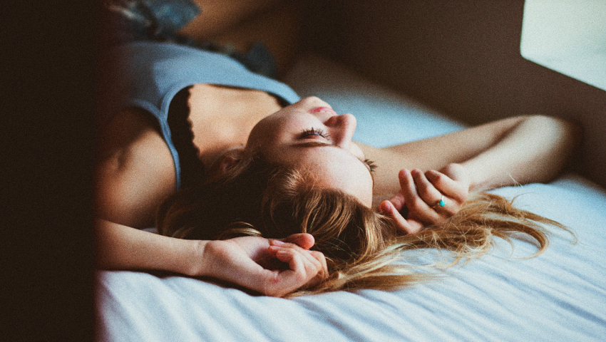 Πώς πρέπει να κοιμόμαστε; Η στάση ύπνου που «καταστρέφει» το σώμα σου