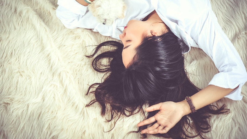 Τρεις συνήθειες πριν τον ύπνο που είναι καταστροφικές για το δέρμα σου