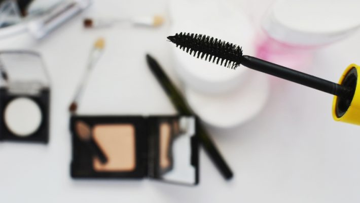 Beauty hack: Κάνε την τελειωμένη σου mascara σαν καινούργια