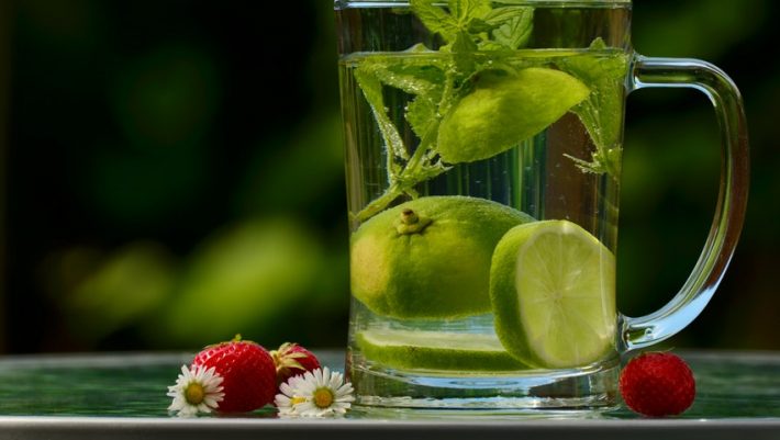 Γιατί είναι καλό να ρίχνεις λίγες σταγόνες χυμό λεμονιού στο νερό σου