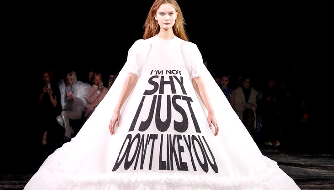 «I’m not shy, I just don’t like you»: Τα πιο ευφάνταστα logos από την εβδομάδα μόδας στο Παρίσι