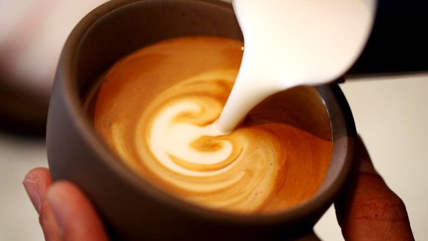 3 κλασικές ατάκες που θα σου πουν όσοι επιμένουν να βάζουν γάλα στον καφέ