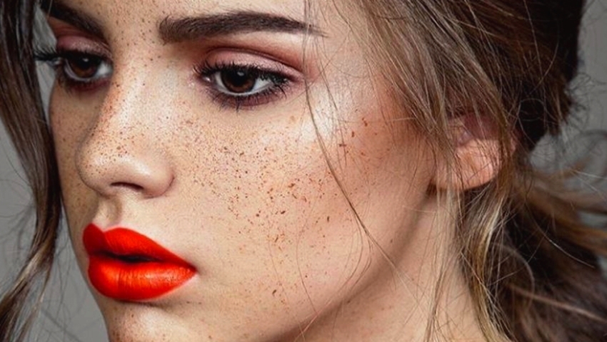 Neon lips: Το ιδανικό μακιγιάζ για να τα αναδείξεις άψογα