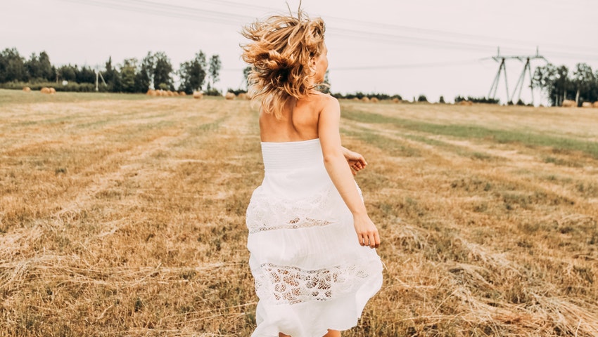 Τα must λευκά caftan dresses που πρέπει να δοκιμάσεις φέτος το καλοκαίρι