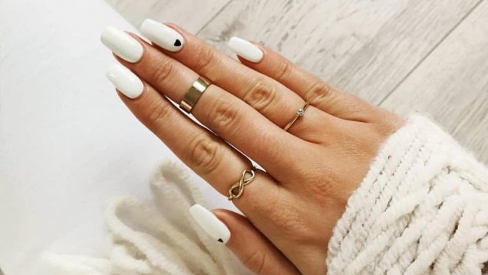 Οι πιο stylish ιδέες για να «σπάσεις» χρωματικά το total white manicure