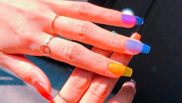 PVC nails: Η νέα, απόλυτα κιτς τάση στο manicure επιστρέφει από τα '90s