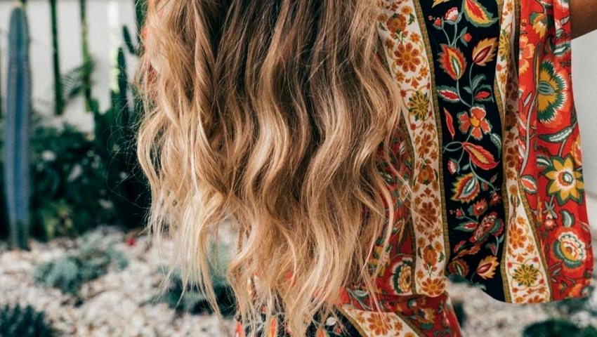 Beach wave style: Πώς να κάνεις μόνη σου το πιο καλοκαιρινό hairstyle