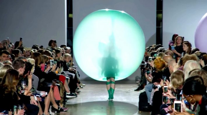 Η πιο viral πασαρέλα του χρόνου ανήκει στον Fredrik Tjaerandsen και τα φορέματα-μπαλόνια