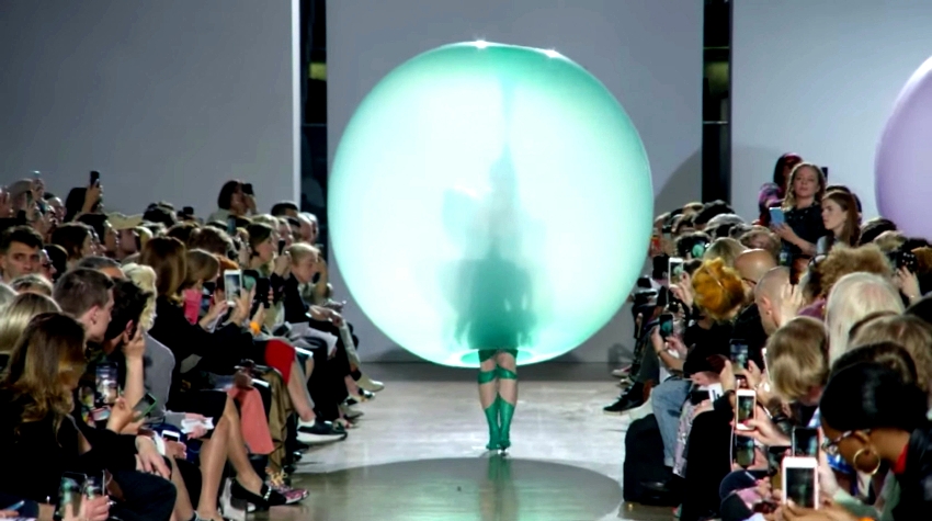 Η πιο viral πασαρέλα του χρόνου ανήκει στον Fredrik Tjaerandsen και τα φορέματα-μπαλόνια