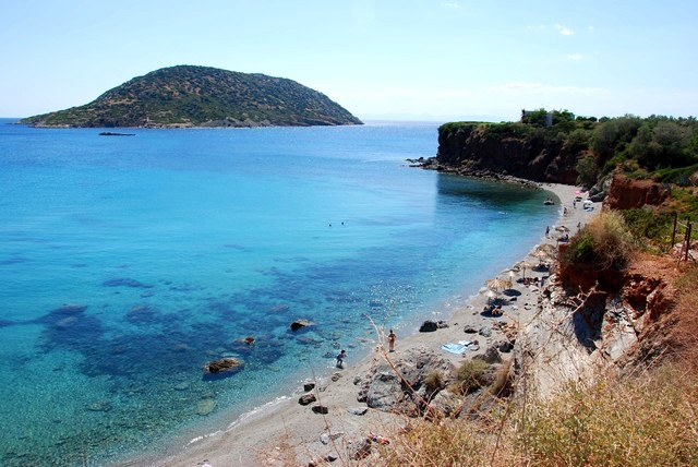 Eίναι δίπλα σου: Τρεις «μυστικές» και ονειρικές παραλίες της Αττικής που θυμίζουν νησιά του Ιονίου