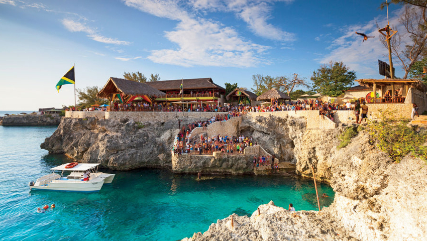 Τα 3 άπαιχτα beach bars των Κυκλάδων που θυμίζουν Καραϊβική