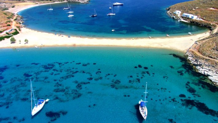 Ανοργάνωτη, θυμίζει Χαβάη: Η πιο «δύσκολη» παραλία των Κυκλάδων είναι ό,τι πιο ωραίο έχεις δει