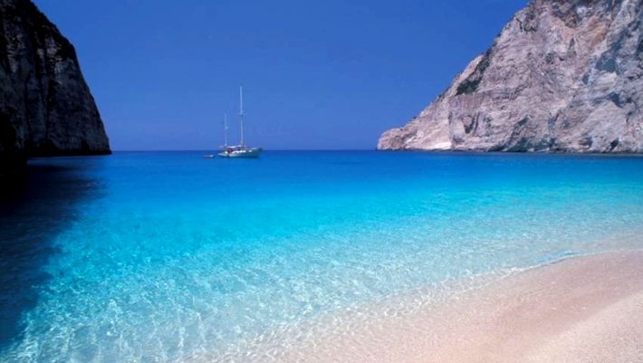 Το νησί με τα πιο μπλε νερά της Ελλάδας έχει πράγματι τις ωραιότερες παραλίες