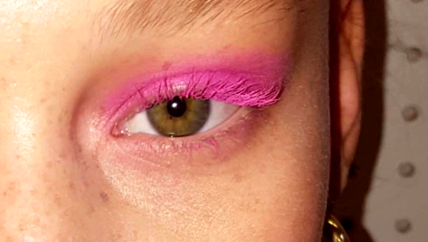 #pinkeyelashes: Φέτος δεν θα χρειαστείς mascara για να κάνεις τις βλεφαρίδες σου ροζ - Η εναλλακτική που θα λατρέψεις