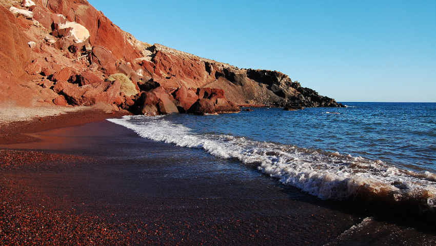 Κι όμως, η Σαντορίνη έχει εξαιρετικές παραλίες: Τα καλύτερα μέρη για να κολυμπήσεις