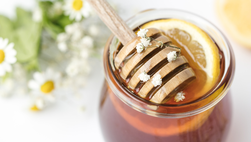 Μέλι στο φαγητό, μέλι και στα μαλλιά: Οι καλύτεροι τρόποι να αξιοποιήσεις τη θαυματουργή αυτή τροφή