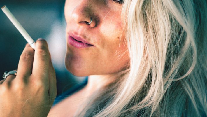 Κάπνισμα και επιδερμίδα: Πόσο κακό κάνεις στο δέρμα σου τελικά;