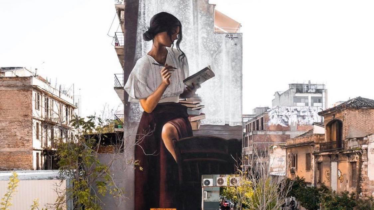«Η γυναίκα που διαβάζει»: Το κοινωνικό μήνυμα του νέου graffiti που μαγνητίζει τα βλέμματα στο Μεταξουργείο