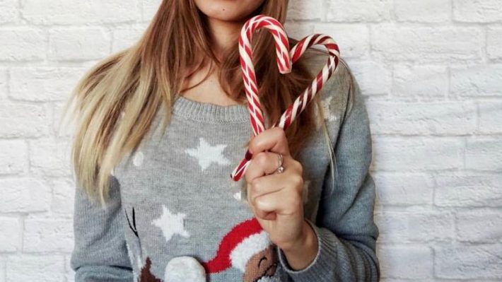 Χριστουγεννιάτικα πουλόβερ: Η πιο cute τάση της εποχής μονοπωλεί το ενδιαφέρον του Instagram