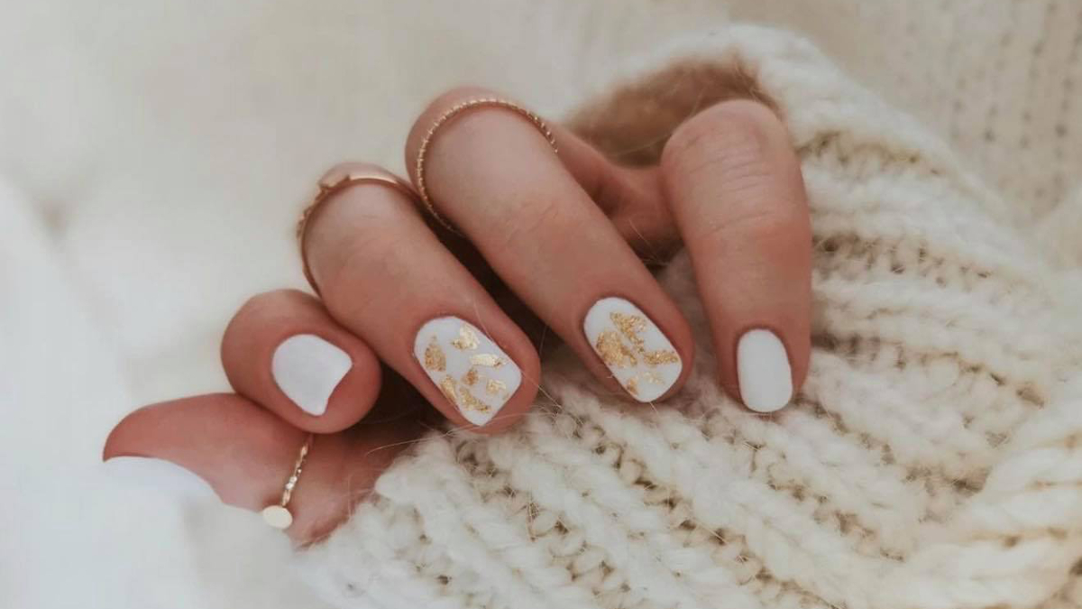 Ο τρόπος για να αναδείξεις στο έπακρο το winter white manicure