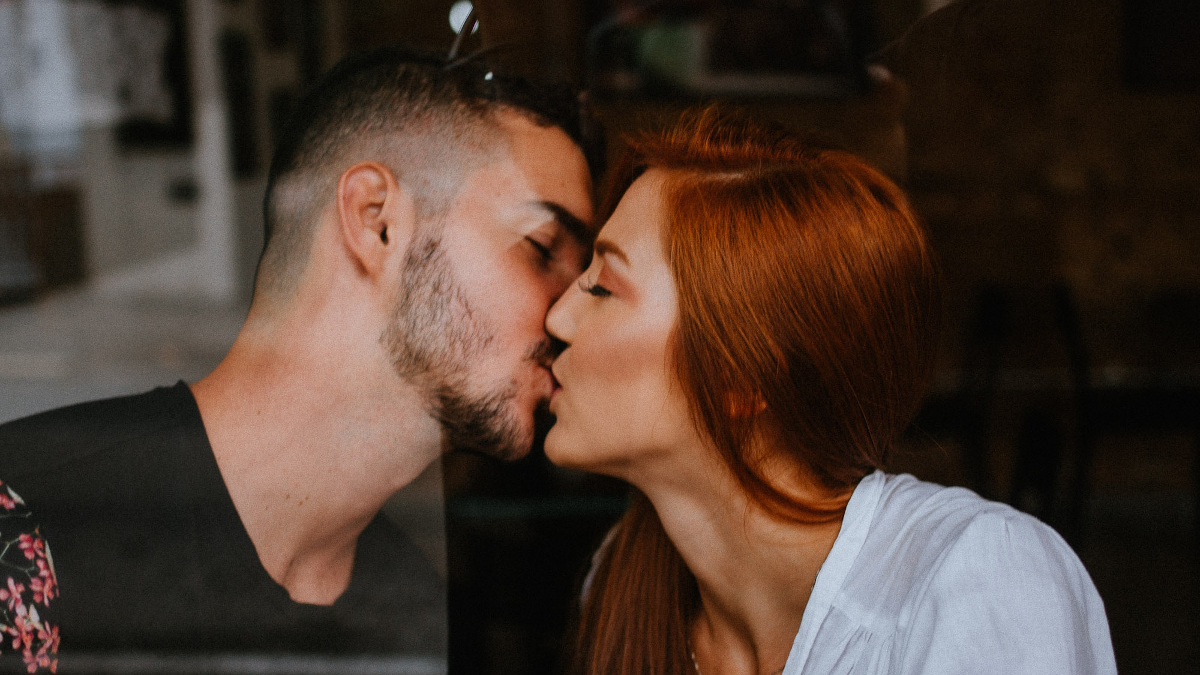 5 παράξενα πράγματα που μας συμβαίνουν κατά τη διάρκεια του φιλιού