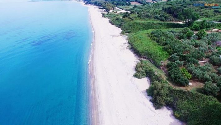 25 km χωρίς συνωστισμό: Η πιο μεγάλη και ασφαλής παραλία της Ευρώπης είναι ελληνική (Pics)