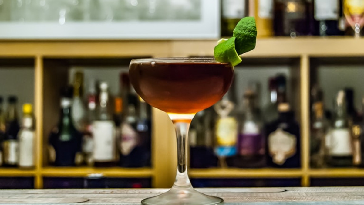 Συνταγή για cocktail Manhattan, ό,τι πρέπει για τα βράδια του Σεπτέμβρη στη βεράντα σου