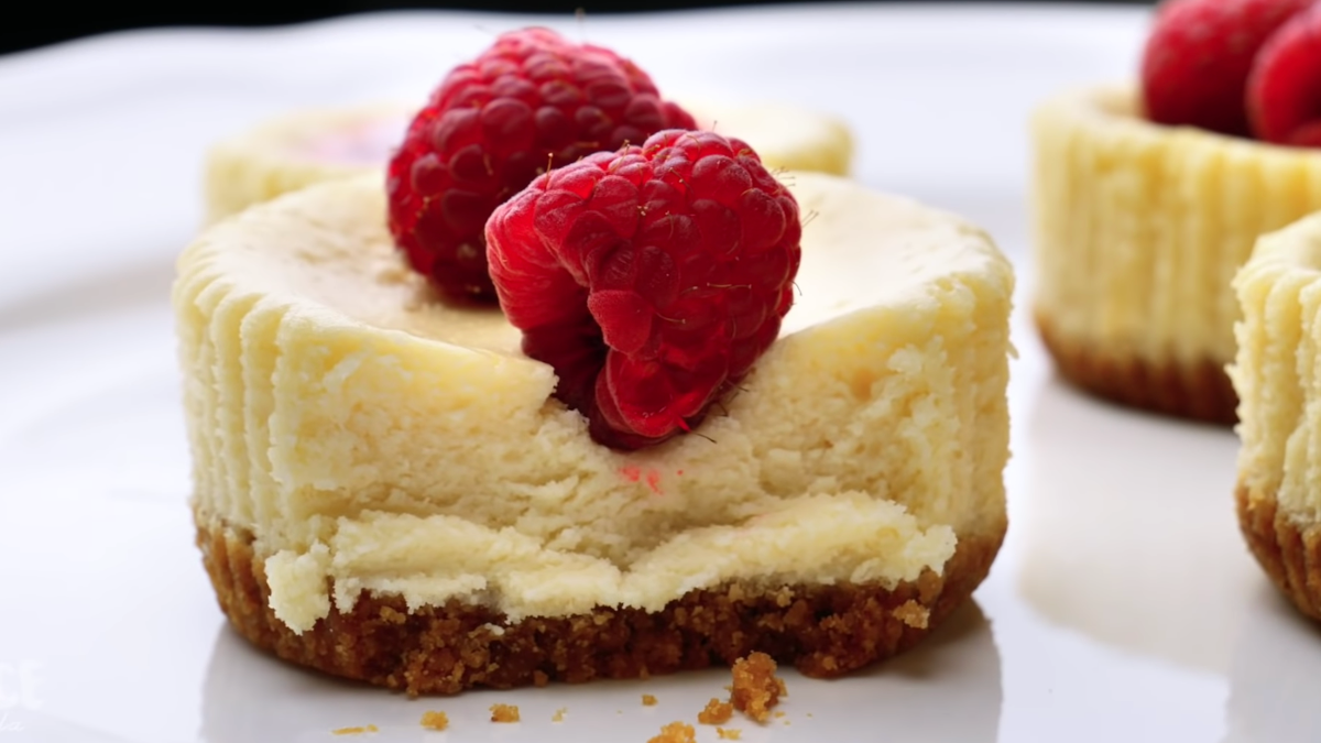 Yummy! Πεντανόστιμο ατομικό cheesecake με λίγες θερμίδες σε 5 λεπτά