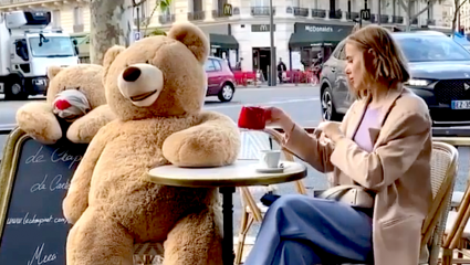 Γιγαντιαία teddy bears κατέκλυσαν παριζιάνικο café λόγω covid-19