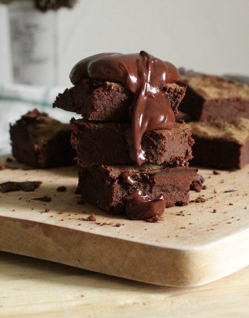 Συνταγή καραντίνας: Σήμερα φτιάχνουμε τέλειο light κέικ σοκολάτας