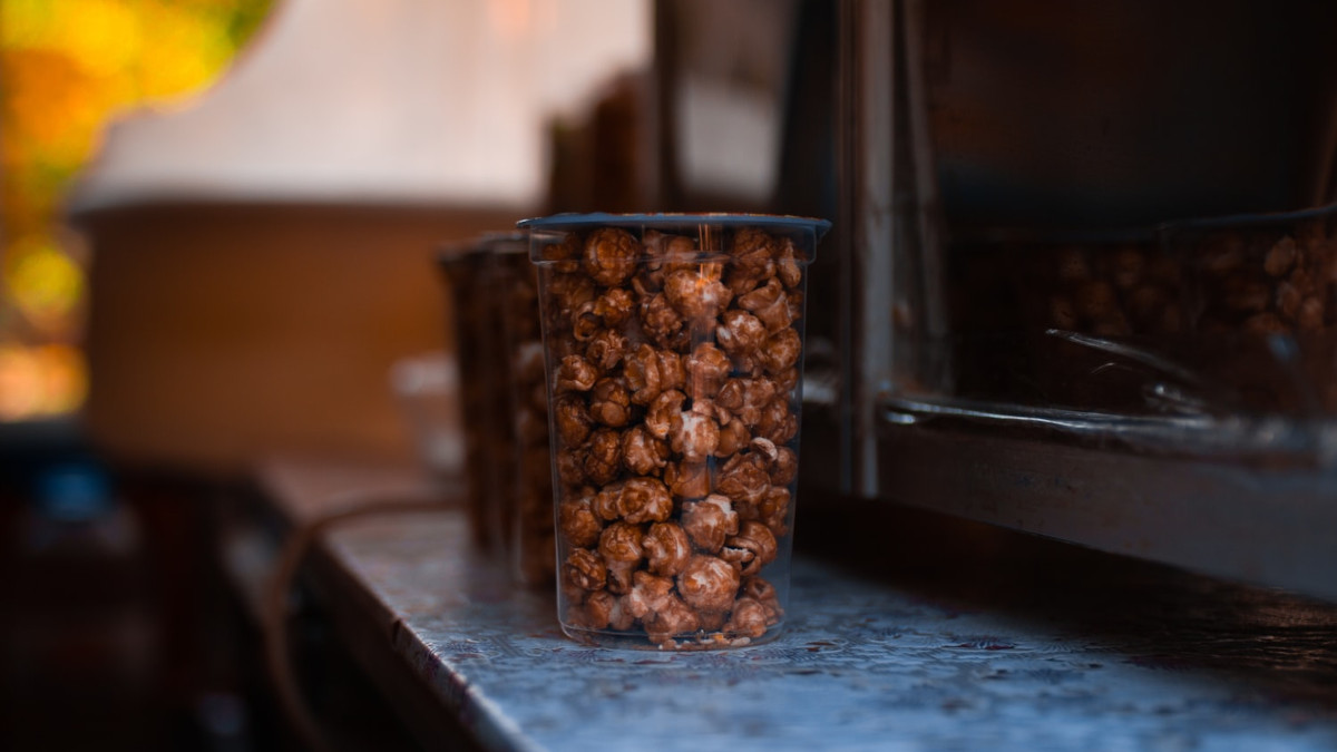Πανεύκολη συνταγή για σοκολατένια pop corn για τις βραδιές του Netflix