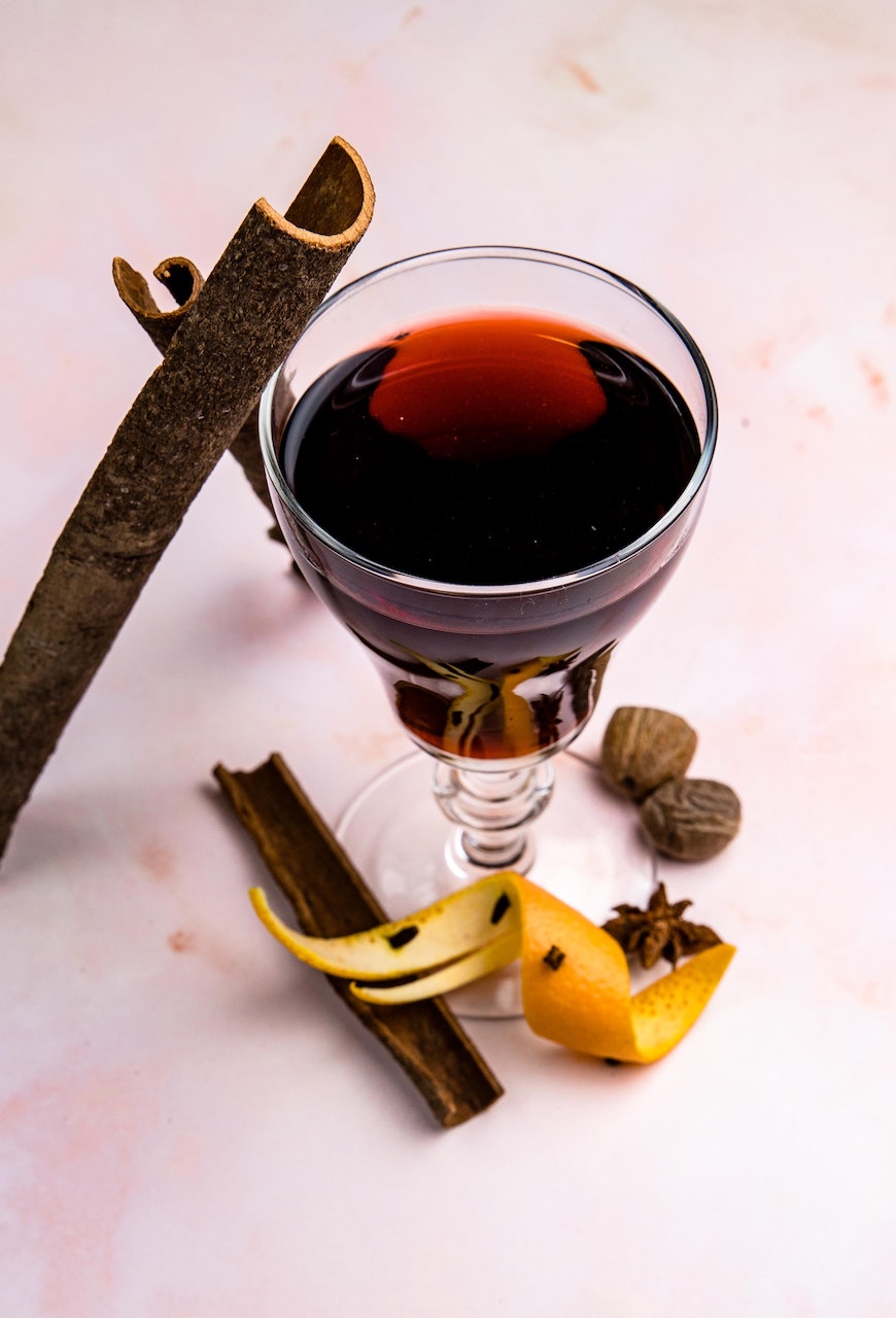 Red mulled wine: Ετοίμασε μόνη σου το χριστουγεννιάτικο κρασί που έχει ερωτευτεί όλη η Ευρώπη