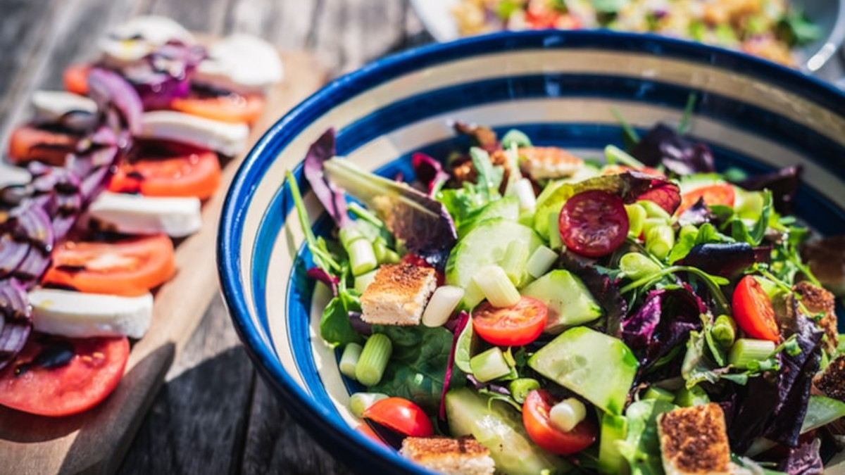 Detox salad: Το αποτοξινωτικό πιάτο που δεν ξεπερνά τις 300 θερμίδες
