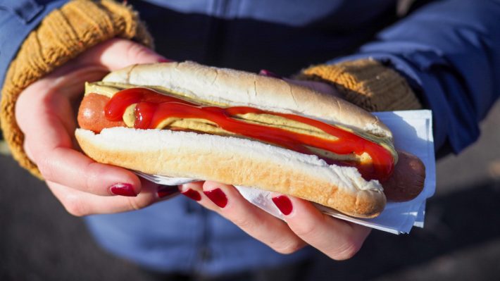 Τα πιο νόστιμα hot dogs με καραμελωμένα κρεμμύδια σε ελάχιστα λεπτά