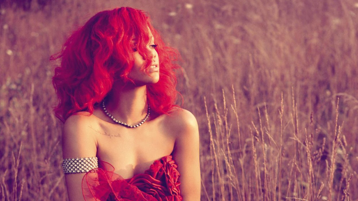 To cherry red έχει της Rihanna επιστέφει στα hair trends