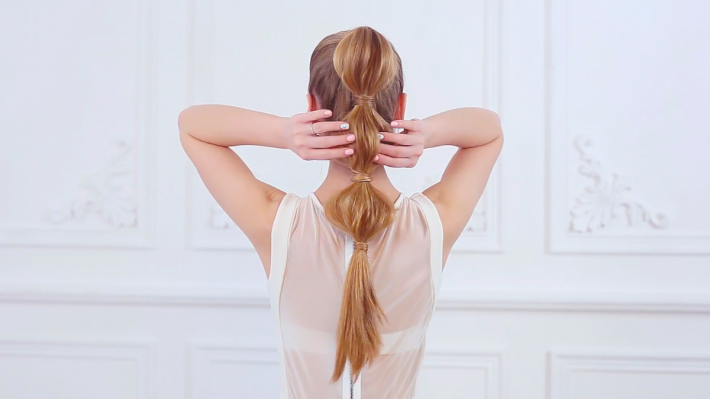 Πώς να φτιάξεις μόνη σου το λατρεμένο bubble ponytail