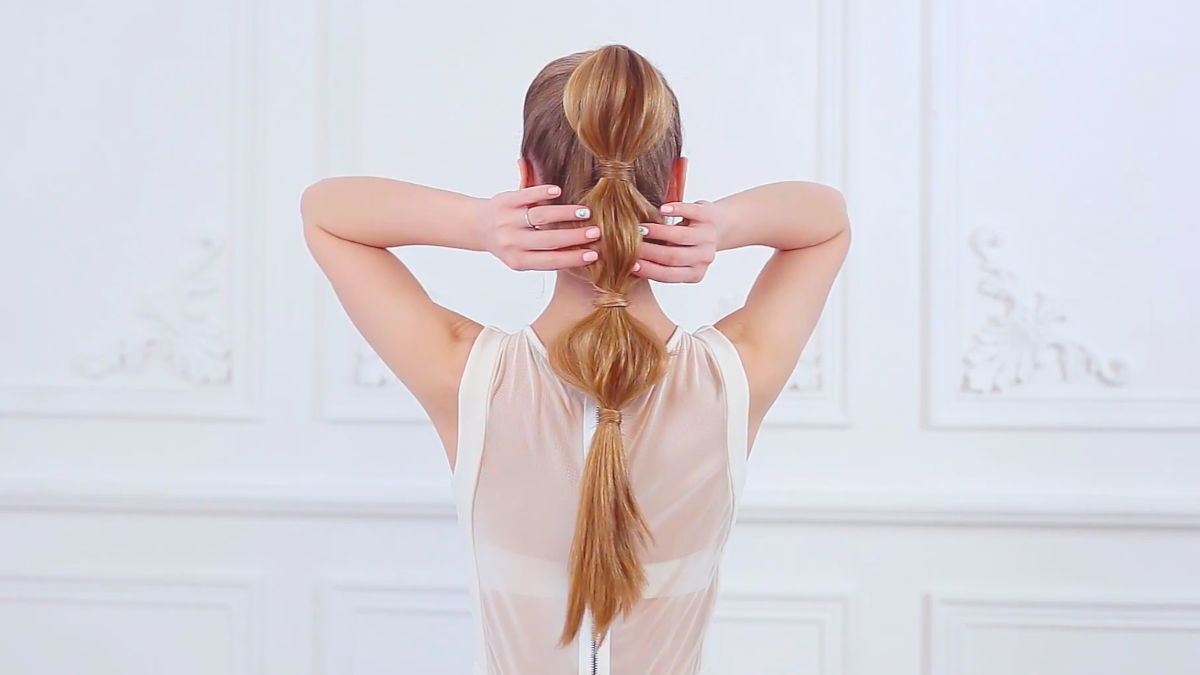 Πώς να φτιάξεις μόνη σου το λατρεμένο bubble ponytail
