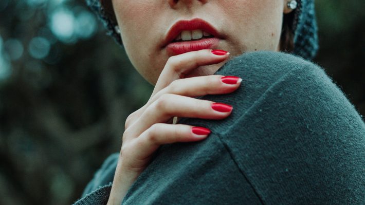 Τα 10 πιο ωραία red manicures για να εντυπωσιάσεις φέτος το Πάσχα