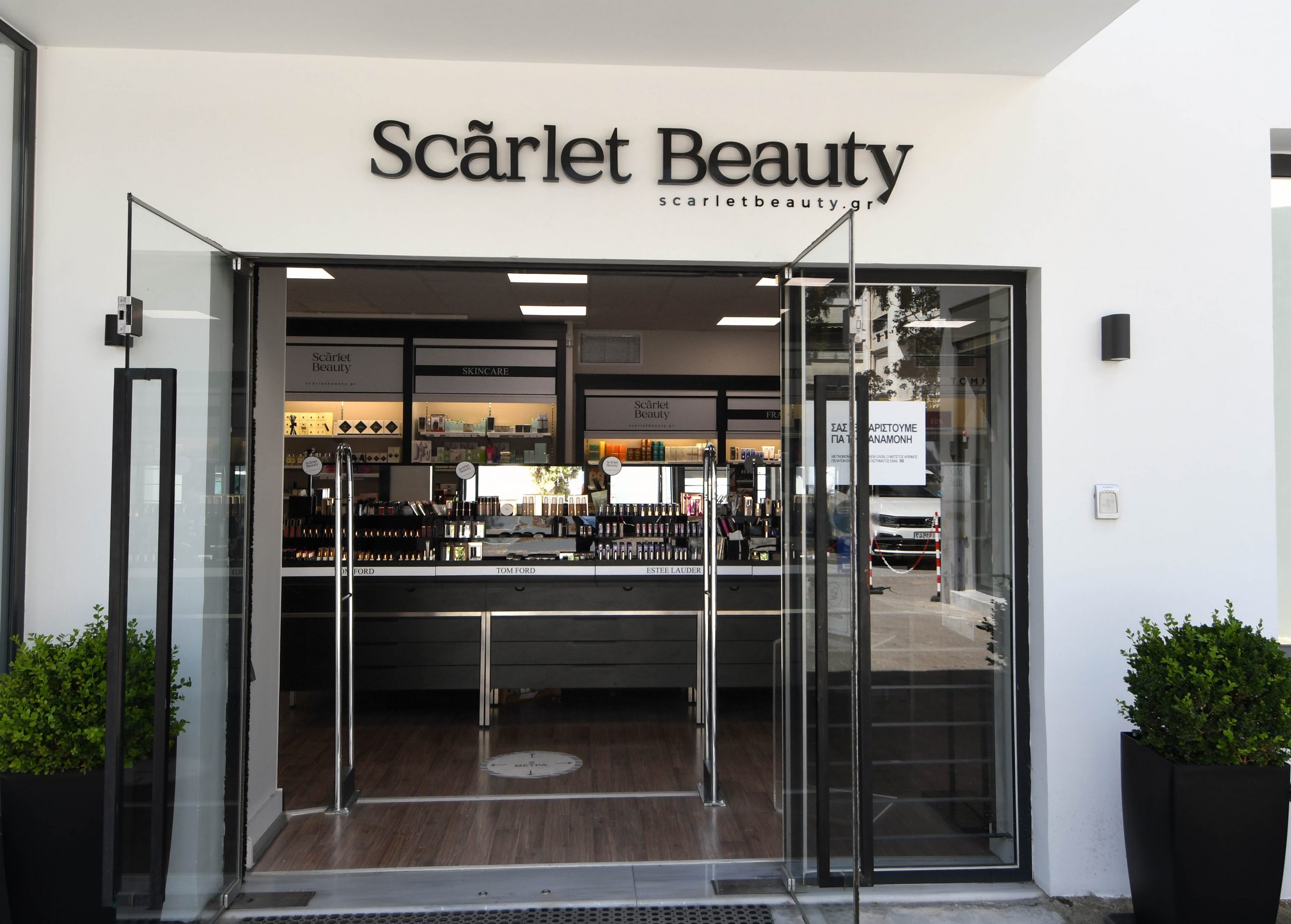 Scãrlet Beauty | O ναός της ομορφιάς μόλις απέκτησε (και) φυσικό κατάστημα