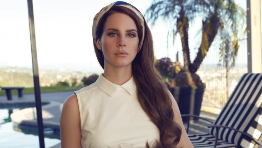 Mε κοιλίτσα, έντονες καμπύλες και απόλυτα plus size λίγο πριν παντρευτεί: Η Lana Del Rey άφησε για τα καλά πίσω της τη skinny εικόνα (Pic)